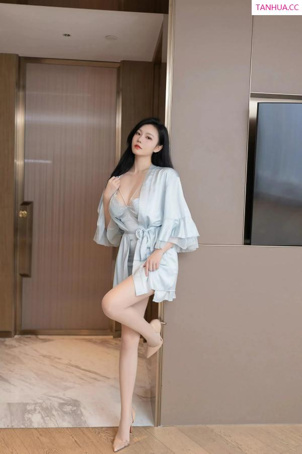安然Maleah  [XiuRen]高清写真图 2025.06.10 No.10390 安然anran 蓝色连衣短第6张图片